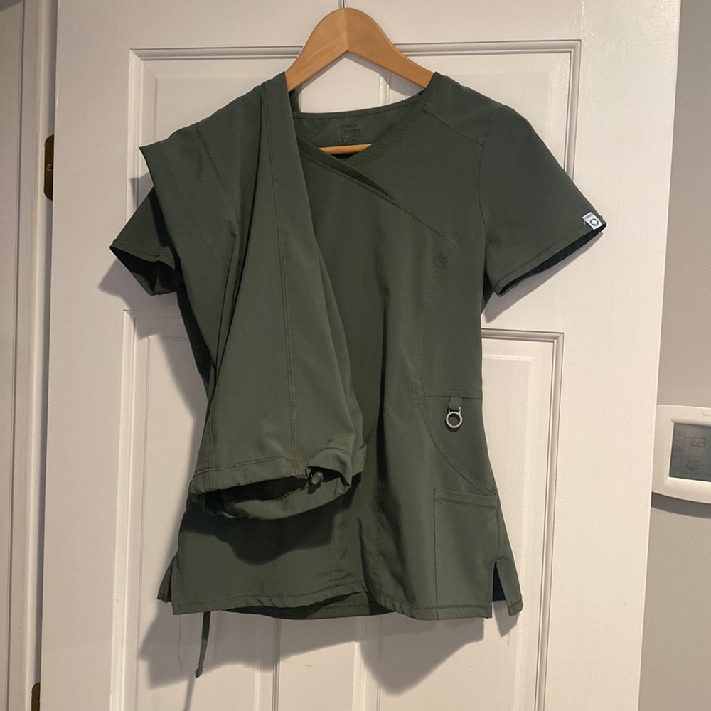 Hunter green Cherokee infinity scrub set. XXS top, XS bottom.